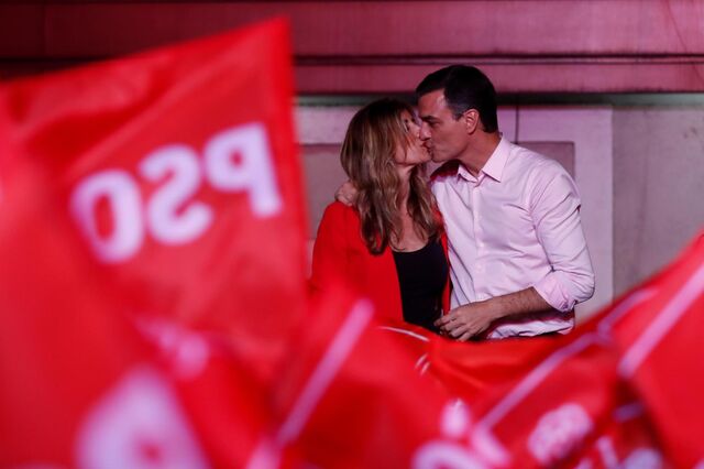 Sánchez ganha mas tem de aliar-se à esquerda ou à direita para governar