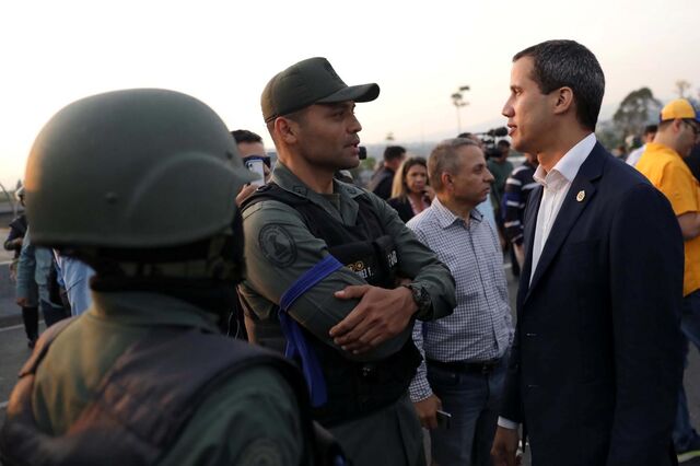 Guaidó diz ter militares ao seu lado para pôr fim à “usurpação” de Maduro