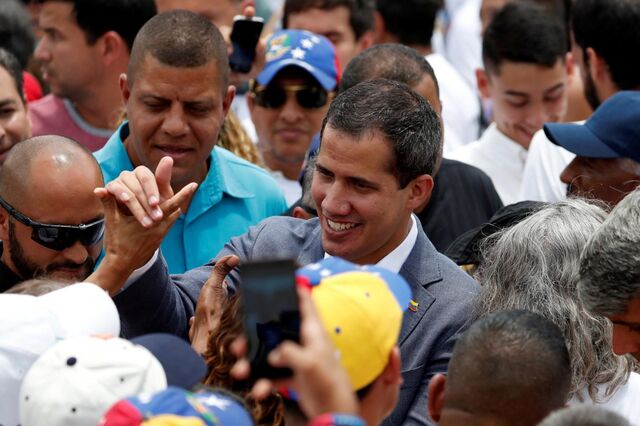 Juan Guaidó agredido por chavistas à chegada a Caracas