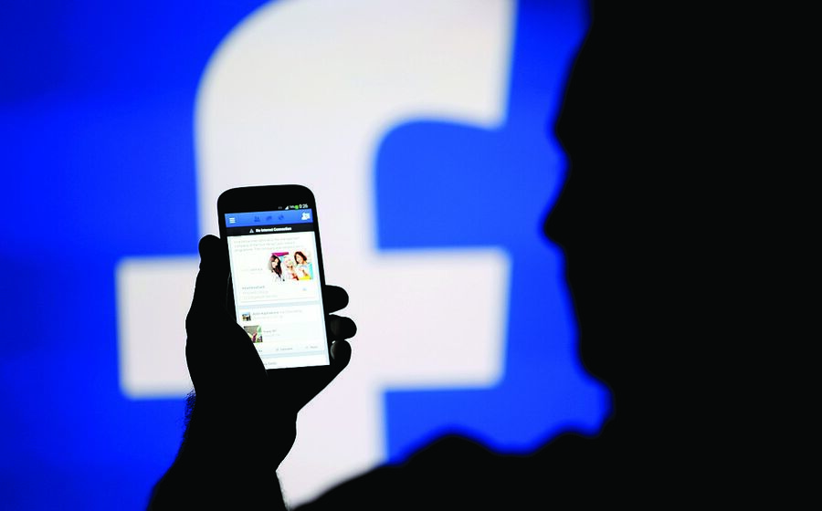 Utilizador acede ao Facebook no telemóvel
