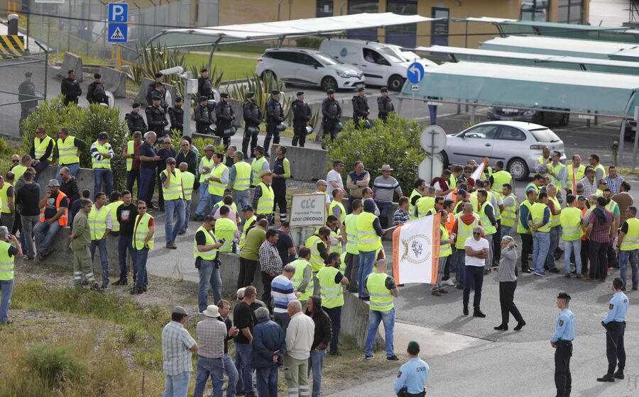 Motoristas em greve tentam impedir abastecimento de camiões-cisterna 