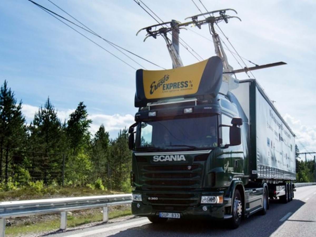 Empresa da Alemanha cria estacionamento vertical para caminhões