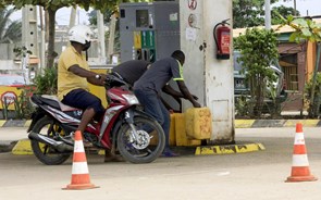 Falta de combustíveis em Angola faz disparar preços no mercado paralelo e gera filas nas bombas