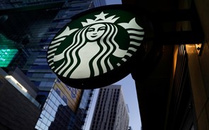 Copo da Starbucks no episódio da Guerra dos Tronos pode valer 2,3 mil milhões de dólares
