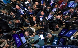 Wall Street regressa em alta com fusões e aquisições a animar