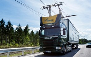 Auto-estrada elétrica na Alemanha carrega camiões em movimento