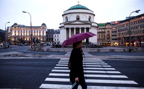 Bruxelas planeia ação legal contra a Polónia por infrações aos direitos LGBTQI
