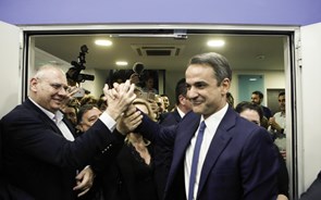 Juros da Grécia deslizam para mínimo histórico após derrota pesada de Tsipras