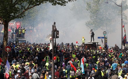 Polícia francesa usou granadas de gás contra manifestantes que prometeram o 'apocalipse'