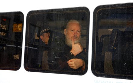 Reino Unido condena Julian Assange a quase um ano de prisão