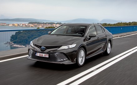 Toyota Camry Hybrid: Classe Executiva 