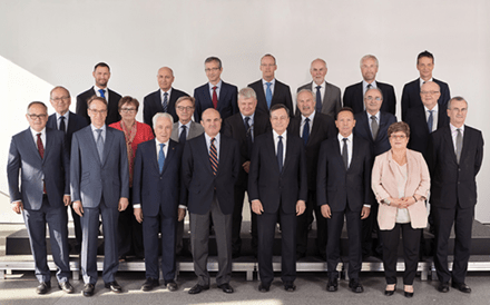 Sabine Lautenschlaeger (à esqueda na fila do meio), é a única mulher no órgão de política monetária do BCE, depois de Chrystalla Georghadji ter sido substituída por um homem.