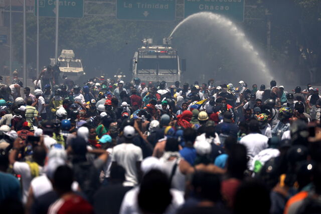 Maduro segura militares, Guaidó quer venezuelanos hoje nas ruas