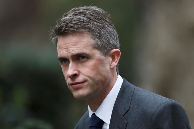 Theresa May demite ministro da Defesa por fuga de informação sobre acordo com Huawei