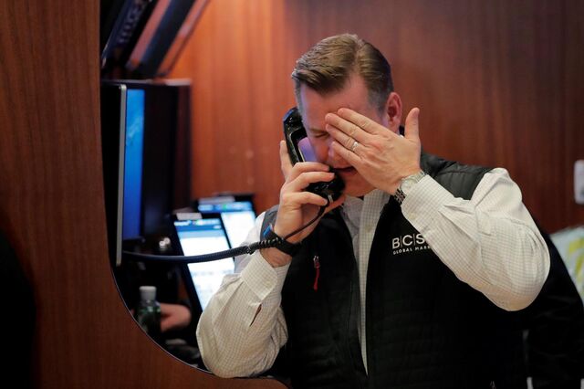 Wall Street cai pelo segundo dia à espera de fumo branco em Washington