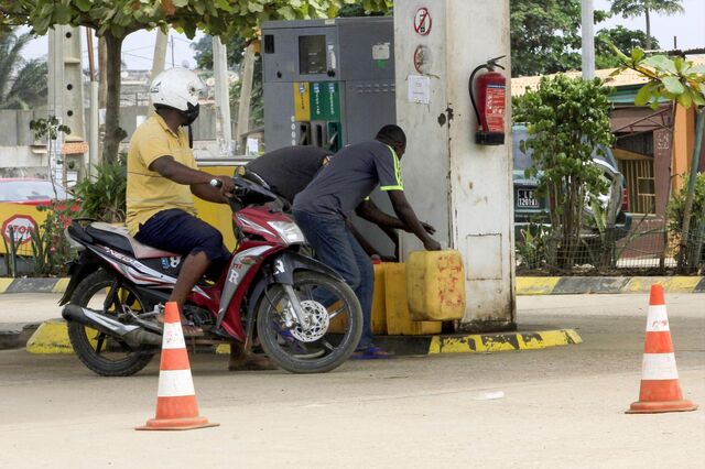 Falta de combustíveis em Angola faz disparar preços no mercado paralelo e gera filas nas bombas