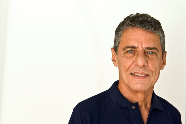 Chico Buarque diz-se duplamente premiado se Bolsonaro não assinar o Prémio Camões