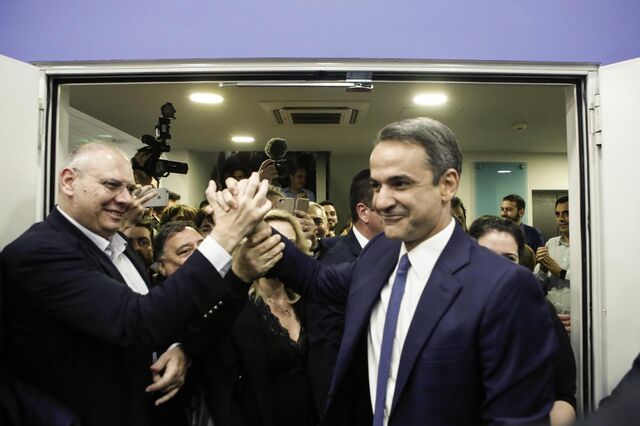 Juros da Grécia deslizam para mínimo histórico após derrota pesada de Tsipras