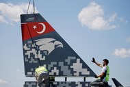 Últimos preparativos num avião turco