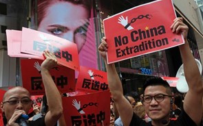 Um milhão de pessoas protesta em Hong Kong contra lei das extradições