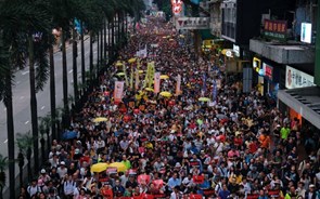 Protestos em Hong Kong sobem de tom. Mercados afundam   