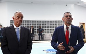 Marcelo e Costa recebidos por batucadeiras na escola portuguesa em Cabo Verde