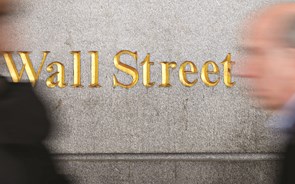 Wall Street recupera após susto da Apple. Tesla e Virgin Galactic disparam