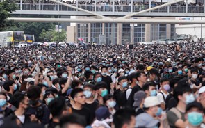 Candidatos pró-democracia à frente nas eleições distritais em Hong Kong