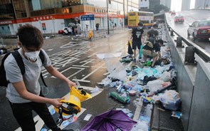 Serviços fechados e polícia na rua na ressaca dos violentos confrontos em Hong Kong