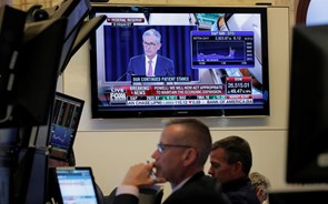 Apple impulsiona Wall Street em dia de decisão histórica da Fed