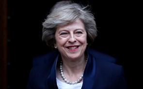 Theresa May encaixa mais de um milhão e meio de euros em palestras pelo mundo