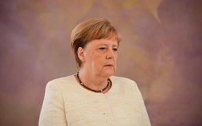 Angela Merkel volta a sofrer episódio de tremores em cerimónia oficial