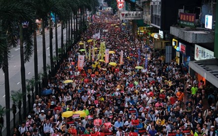 Protestos em Hong Kong sobem de tom. Mercados afundam   