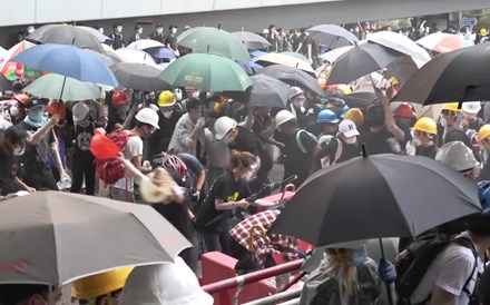 Polícia de Hong Kong carrega sobre manifestantes no centro da cidade 