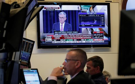 Apple impulsiona Wall Street em dia de decisão histórica da Fed