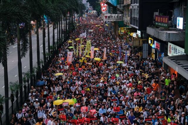 Protestos em Hong Kong sobem de tom. Mercados afundam   