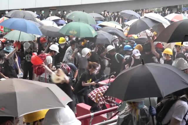 Polícia de Hong Kong carrega sobre manifestantes no centro da cidade 