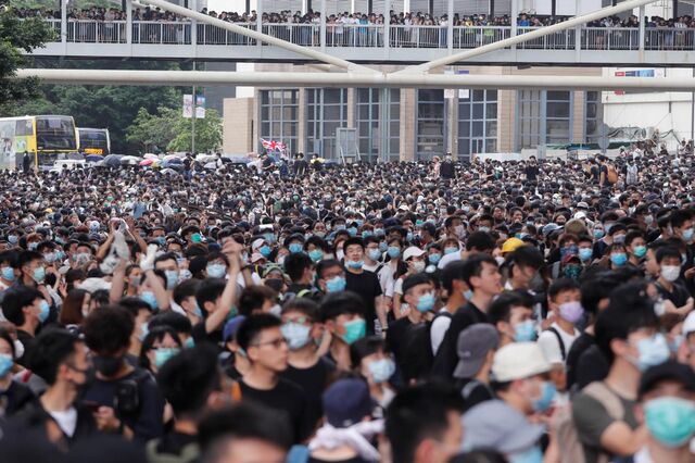 Candidatos pró-democracia à frente nas eleições distritais em Hong Kong