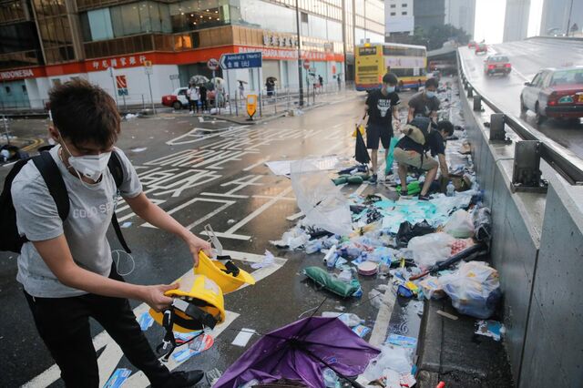 Serviços fechados e polícia na rua na ressaca dos violentos confrontos em Hong Kong