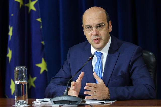 Ministro da Economia defende que sistema de saúde português é dos melhores do mundo