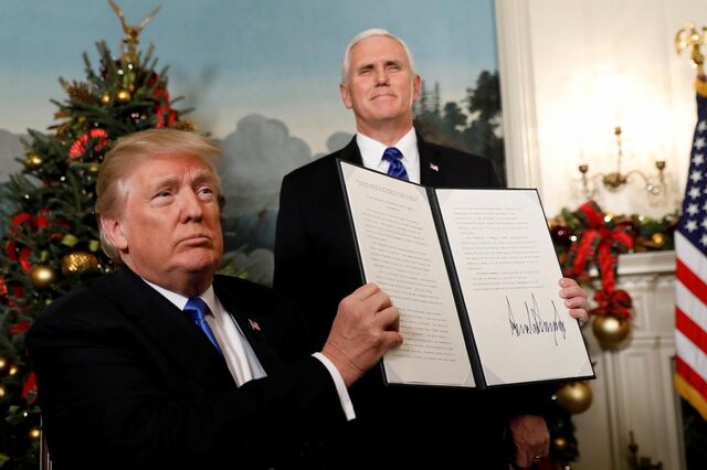 Trump impõe novas sanções ao Irão e líder supremo é atingido
