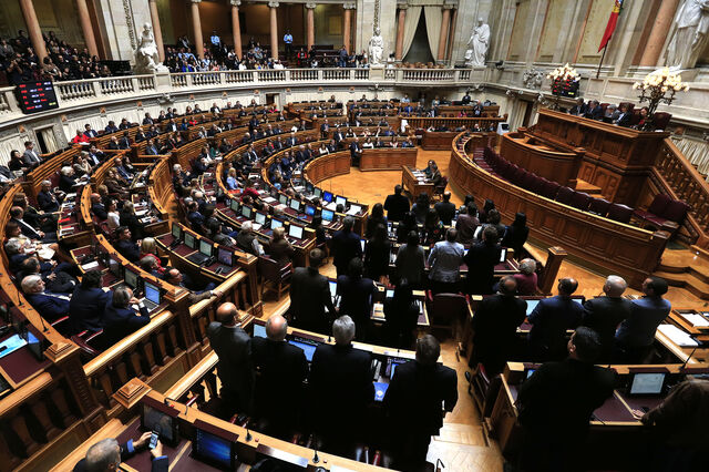 Deputados chumbam travões do PS ao período experimental 
