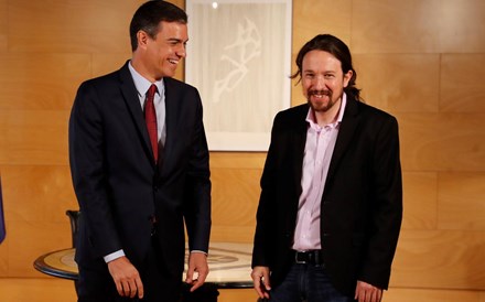 Sánchez chega-se ao Podemos e pede 'união de forças' por Espanha