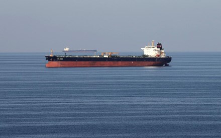 Irão 'não quer' mas 'pode' fechar canal vital para o mercado de petróleo