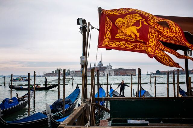 Futuro de Veneza encurralado entre turistas e a maré alta