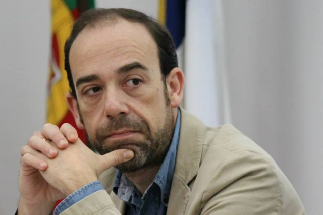 Eurodeputado socialista André Bradford em coma induzido