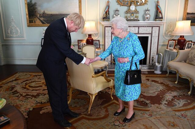 Boris Johnson revoluciona para ter governo de linha dura no Brexit