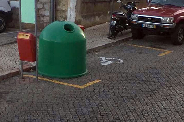 Câmara de Lisboa estaciona vidrão em lugar de deficiente 