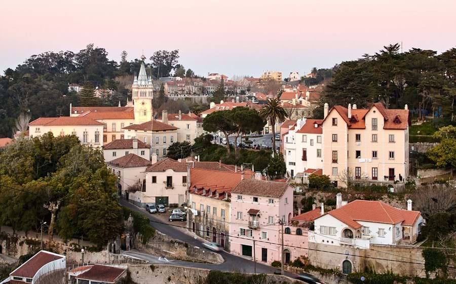 Em 1995, a UNESCO incluiu a paisagem cultural de Sintra na lista, devido ao seu “valor universal extraordinário, representando uma abordagem pioneira ao paisagismo Romântico que teve uma destacada influência nos desenvolvimentos de outras partes da Europa”.
