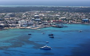 UE retira Ilhas Caimão da lista de paraísos fiscais mas junta Anguila e Barbados
